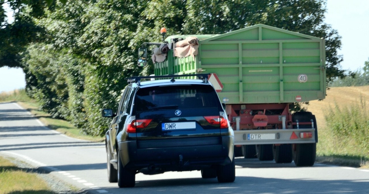 Ar galima lenkti traktorių per ištisinę liniją? Ši taisyklė vis dar klaidina daugelį