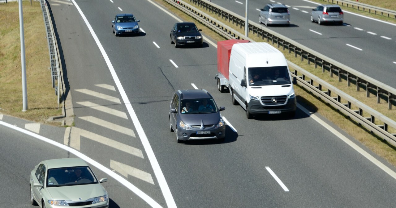 Daugelis klysta: ar autostradoje galima lenkti iš dešinės? Taisyklė paprasta