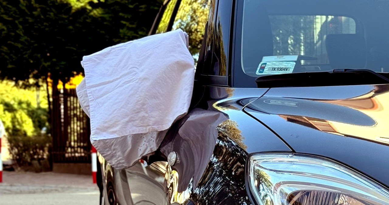Baltas rankšluostis ant automobilio veidrodėlio – ne atsitiktinumas: ką jis reiškia?