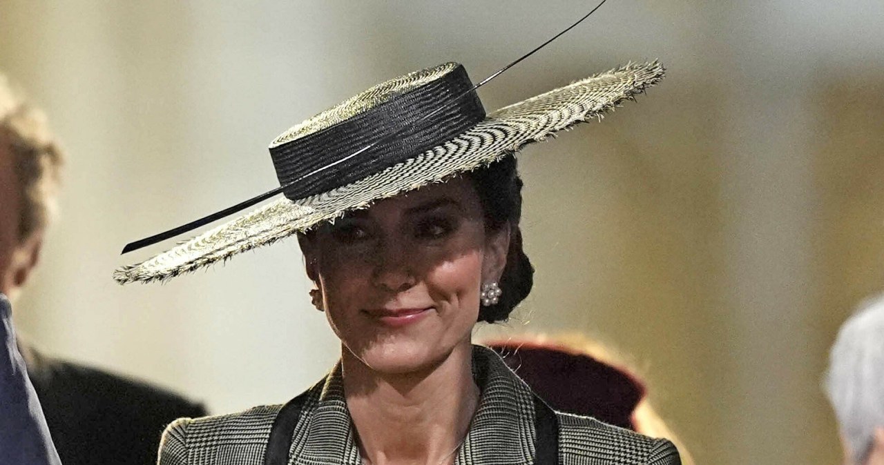 Kate pasirodė su milžiniška skrybėle: šis akcentas akimirksniu pavergė visus