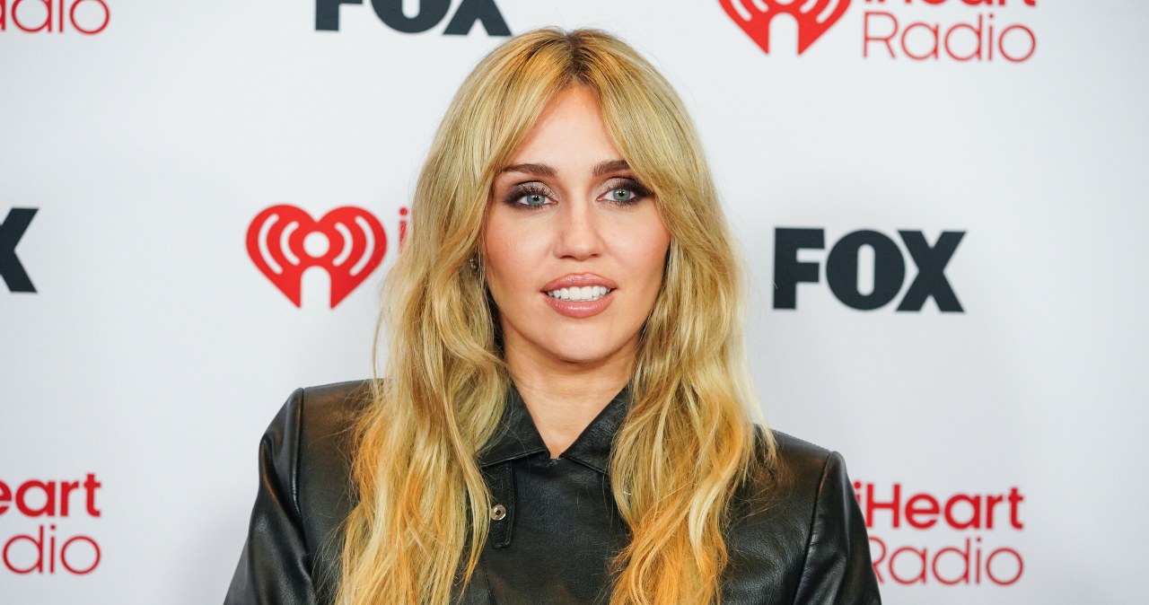Miley Cyrus nustebino „iHeartRadio Music Awards“: od skandalų iki elegantiško odinio kostiumo