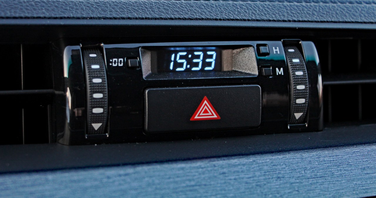 Laikrodžius persukame jau šiąnakt: štai kaip per kelias minutes sutvarkyti laiką automobilyje