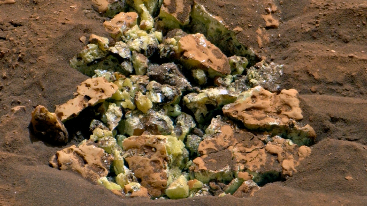 „Curiosity“ pervažiavo akmenį Marse ir netikėtai atidengė geltoną radinį: mokslininkai nustėro
