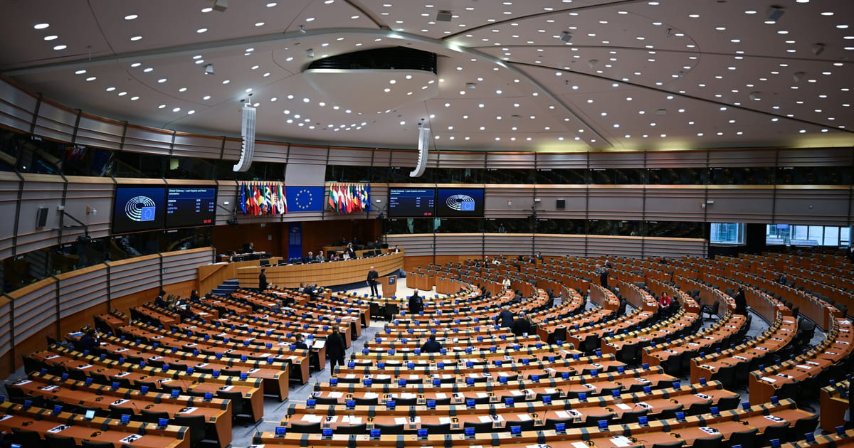 Europarlamentas pritarė JAV prekybos susitarimui, bet įdėjo saugiklį dėl D. Trumpo grasinimų
