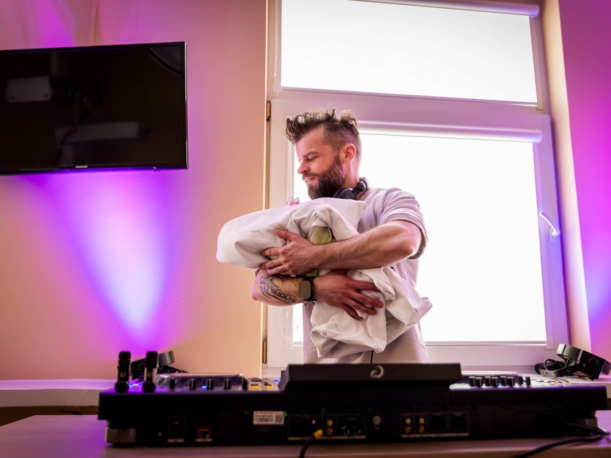 Klaipėdiečiai pirmagimę „Jonavos ligoninėje“ pasitiko su DJ setu: taip sureagavo medikai