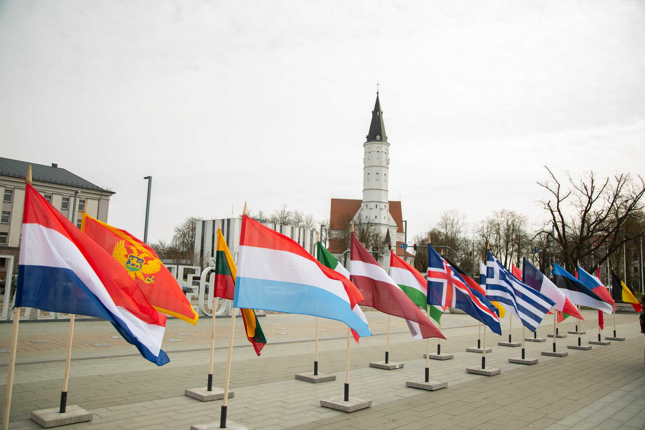 Šiauliuose pakelta NATO vėliava: ceremonija ir paroda priminė, kas saugo Lietuvos laisvę