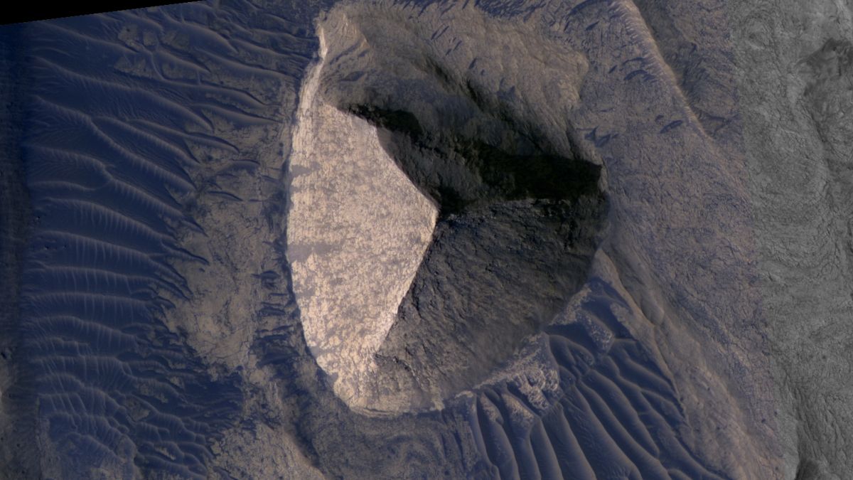 Marsas vėl pakurstė fantaziją: Valles Marineris kanjone įžvelgė „piramidą“