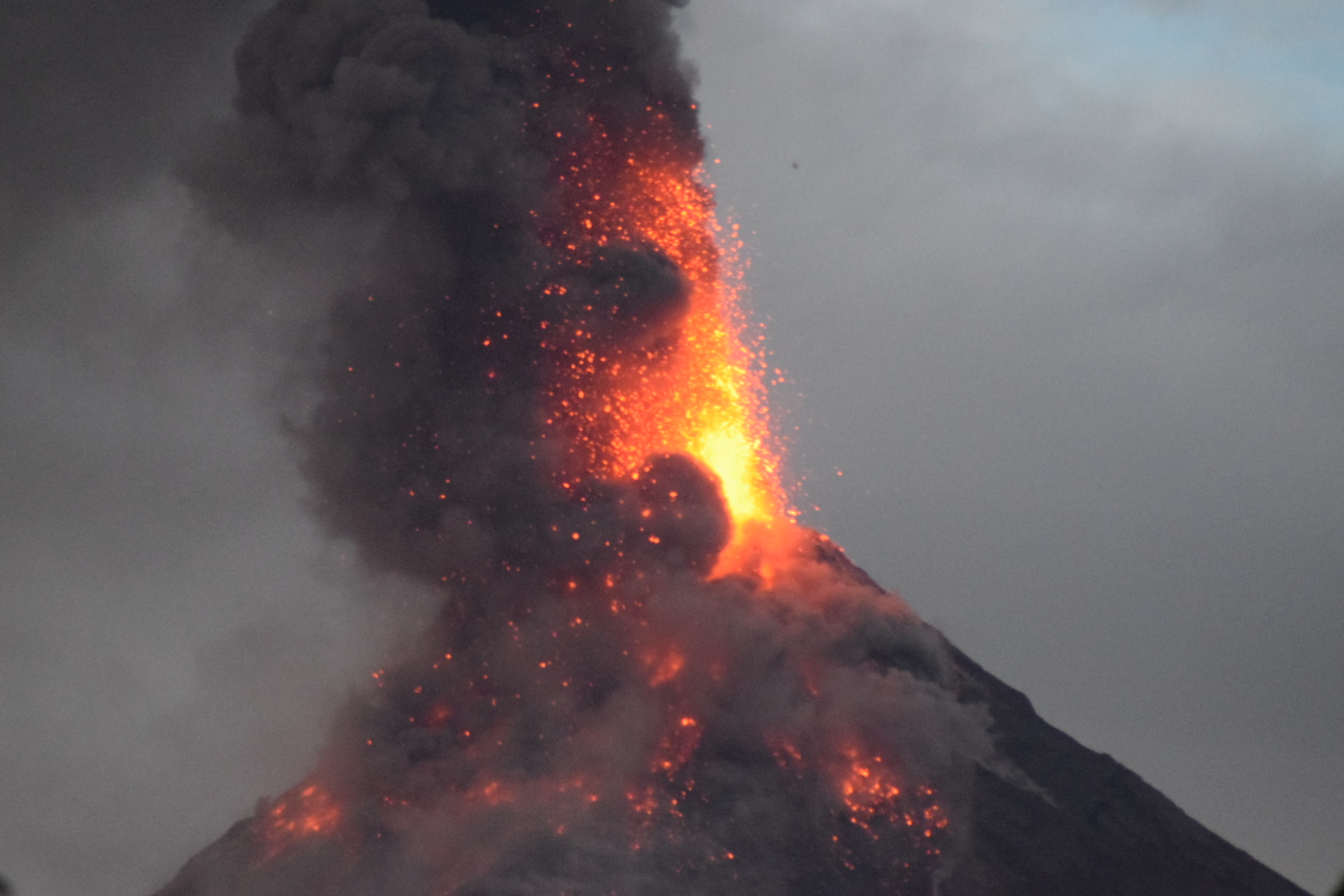 Japonijoje prabunda supervulkanas: po 7300 metų Kikai kaldera vėl pildosi magma