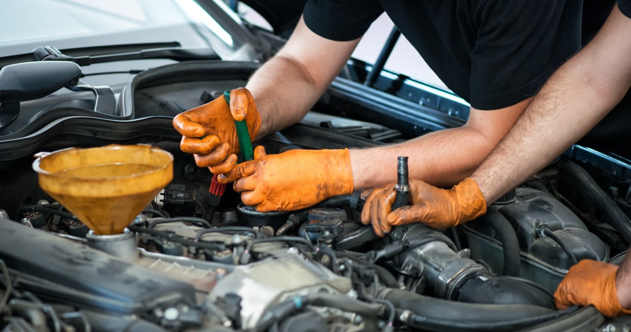 Sąskaita autoservise šokiruoja? Štai kodėl net „pigi“ taisykla šiandien kainuoja brangiai