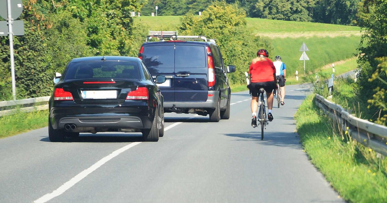 Ištisinė linija ir dviratininkas kelyje: štai kada lenkti galima, o kada gresia bauda