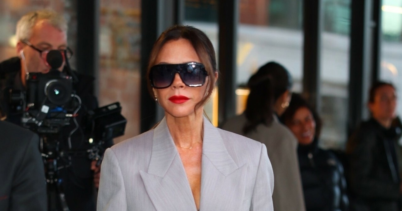 Victoria Beckham atskleidė „Gap“ kolekciją: viena detalė pavertė jos sijoną sezono hitu