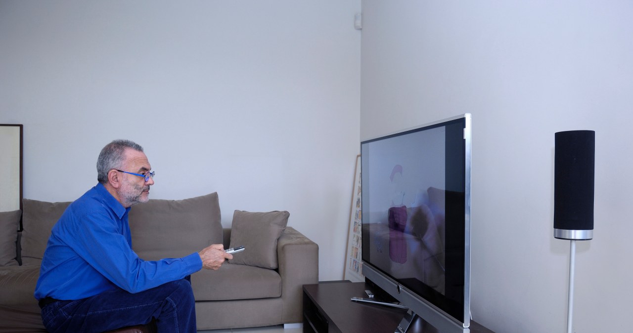 Kaimynas už sienos garsina televizorių? Štai ką galite padaryti ir kada kviesti pareigūnus
