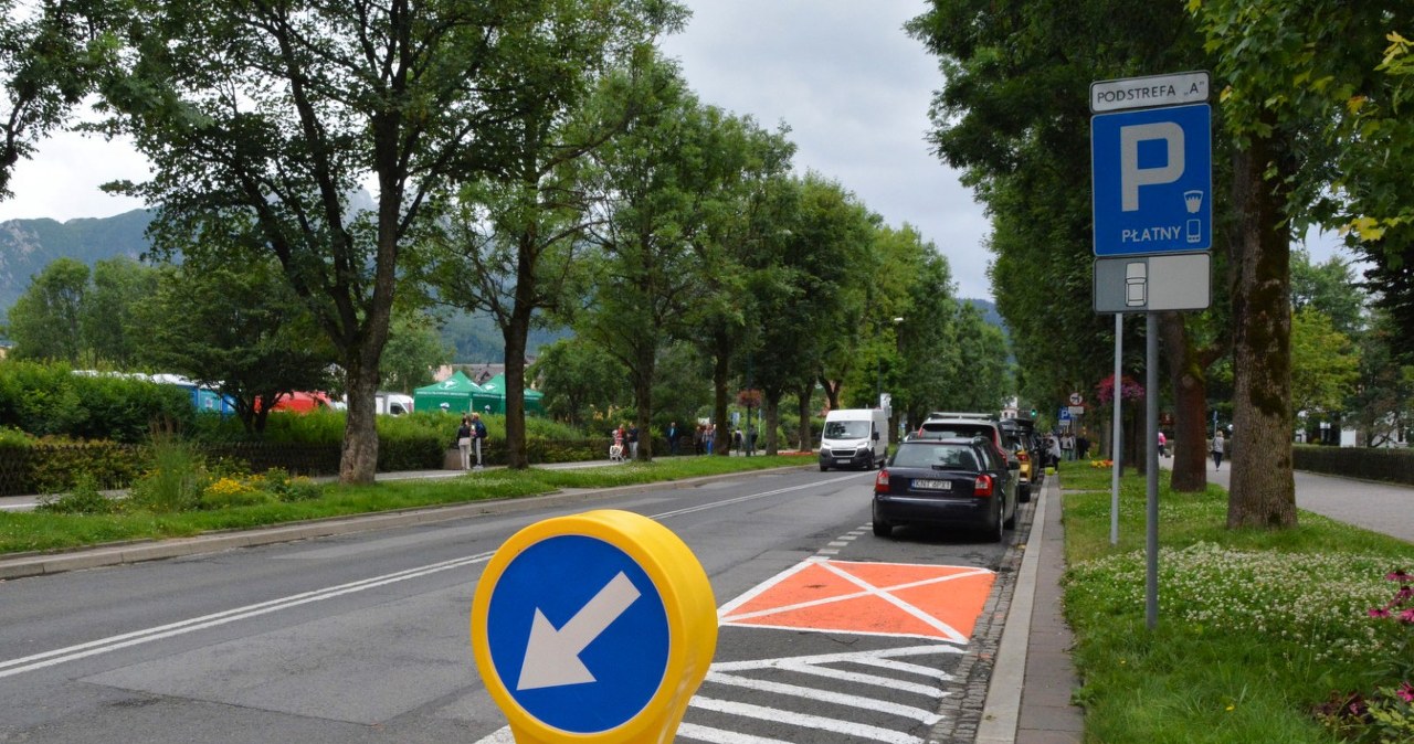 Zakopanėje atsirado oranžinės parkavimo kopertos: kas gali čia statyti ir kas rizikuoja bauda?