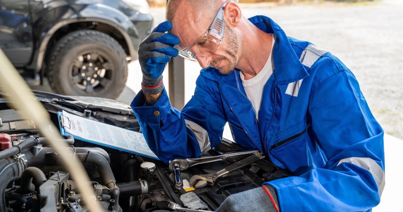 Perskaičiau mechanikui gamintojo instrukciją: tai, ką jis pasakė apie alyvą, šokiravo