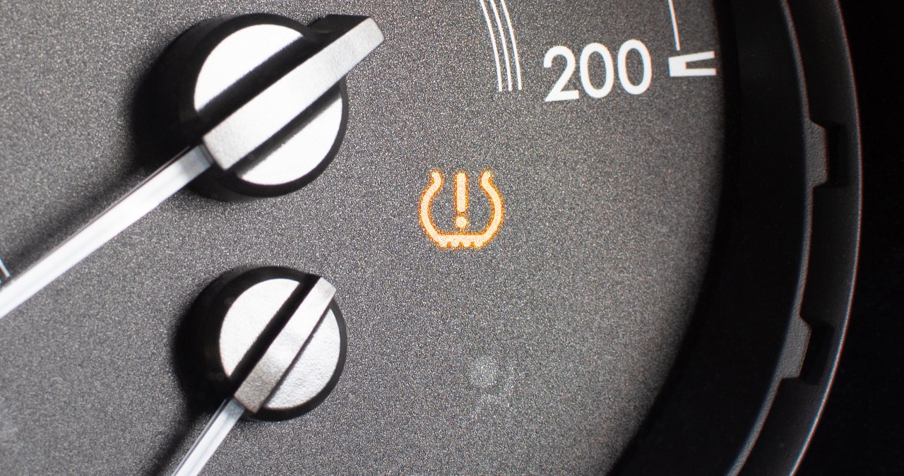 Užsidegė TPMS lemputė ir nedingo po pripūtimo? Štai 7 priežastys ir ką daryti dabar