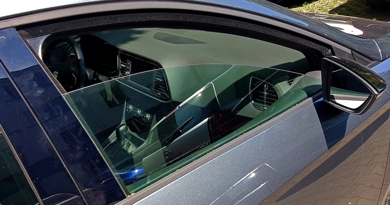 Uchylona automobilio stiklo plyšys ir bauda: Italijoje pareigūnai nesidera