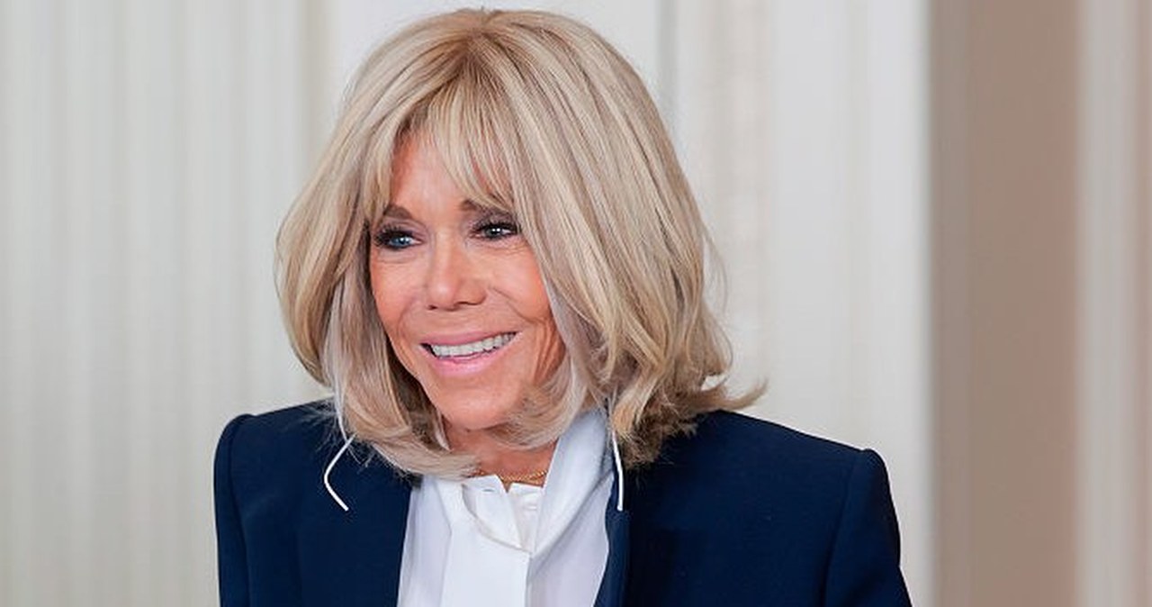 Išlipusi iš lėktuvo pribloškė stiliumi: Brigitte Macron pavasario įvaizdžiai stebina