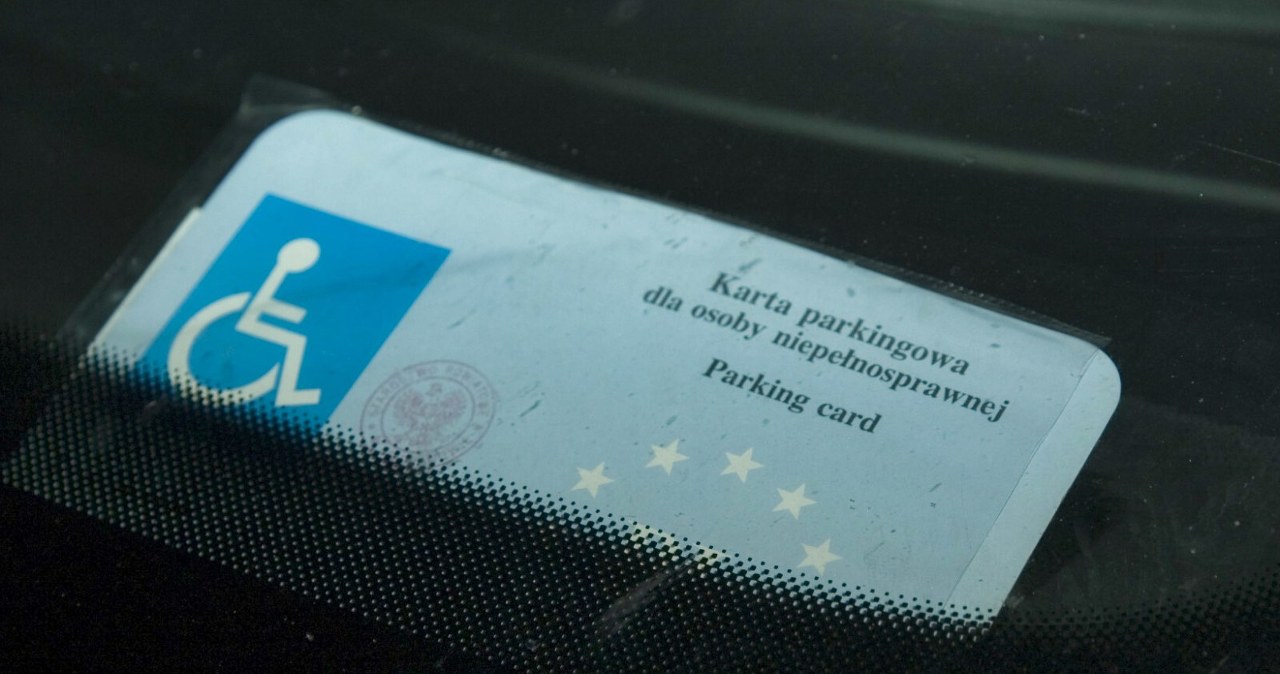 Turi neįgalumo pažymą? Parkavimo kortelę 2026 m. gaus ne visi – štai kas lemia