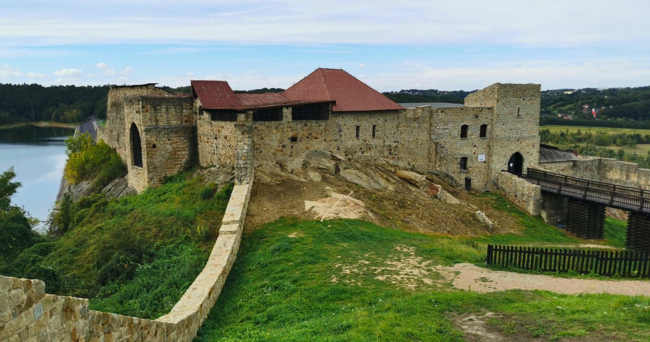 Viduramžių pilis prie ežero: čia lankėsi karaliai, o sienose rado monetų ir brangenybių