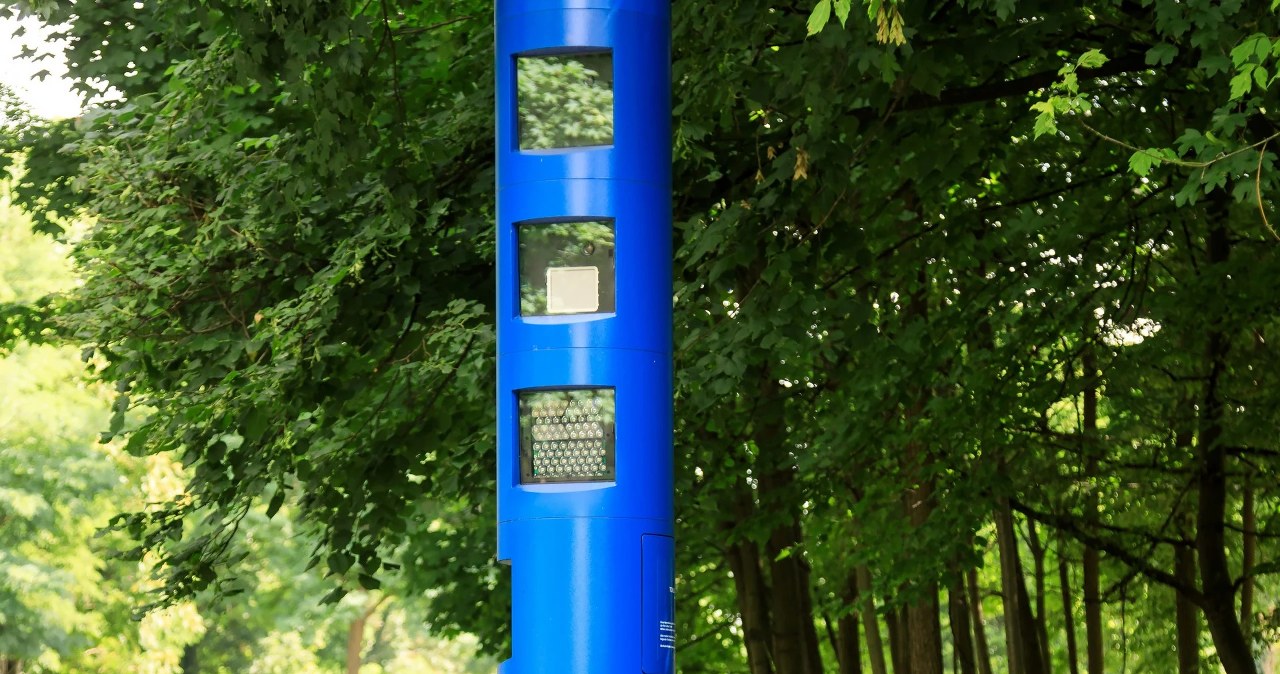 Paslaptingi mėlyni stulpai Vokietijos keliuose: atrodo kaip radarai, bet bauda – iki 240 eurų