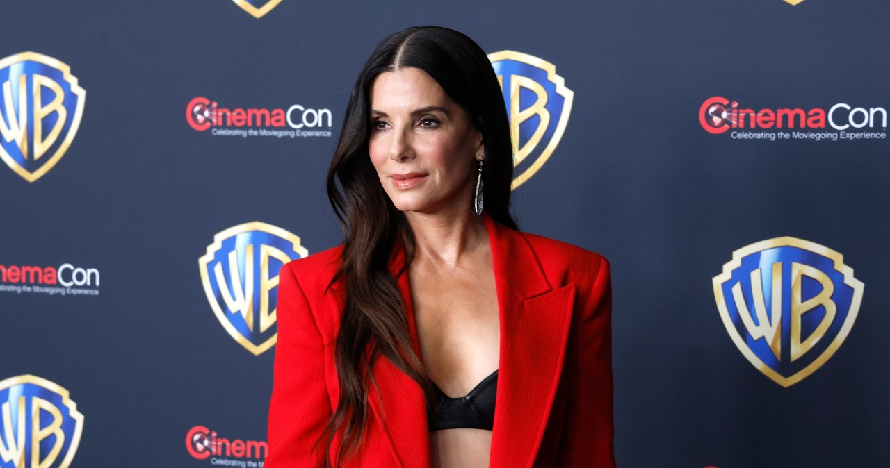 Retai viešumoje matyta Sandra Bullock sužibo ryškiai oranžine spalva: seka karalienės Máximos pėdomis?