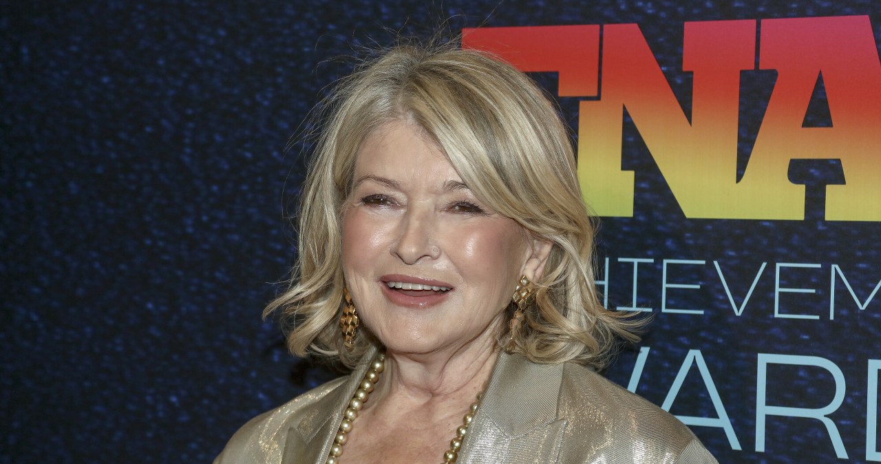 84-erių Martha Stewart pavergė stiliumi Niujorke: elegantiškas kostiumas komunijoms ir vestuvėms