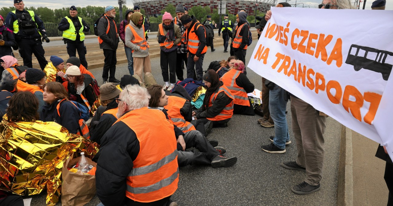 Klimato aktyvistai „Ostatnie Pokolenie“ traukiasi iš protestų: „Klijus slepiame kišenėje“