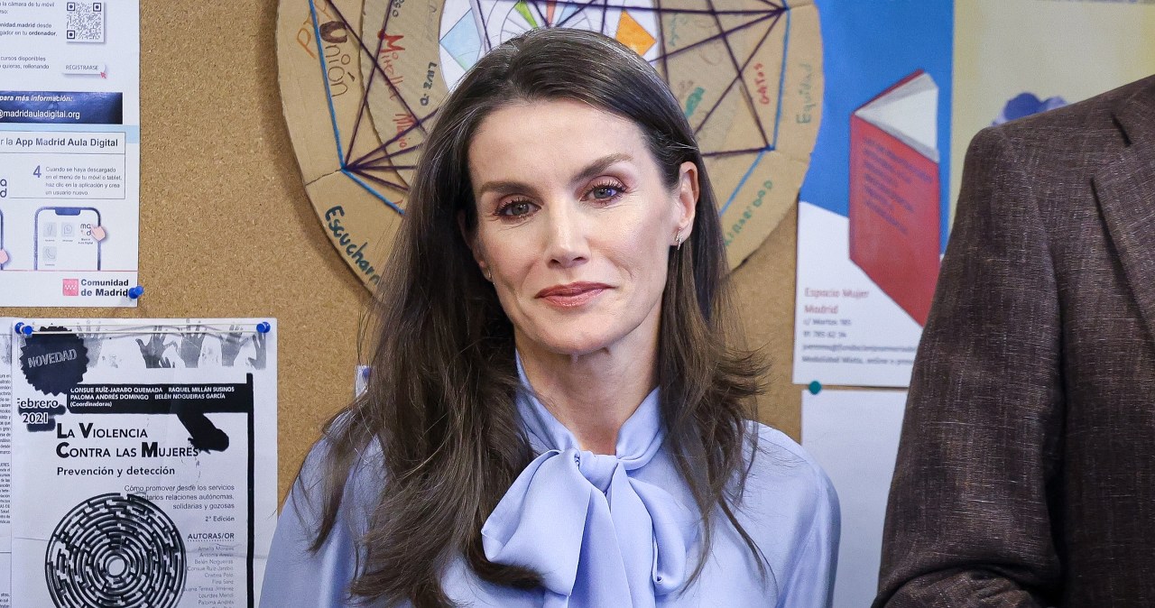 Karalienė Leticija parodė pavasario triuką: ši melsva palaidinė su kaspinu keičia viską