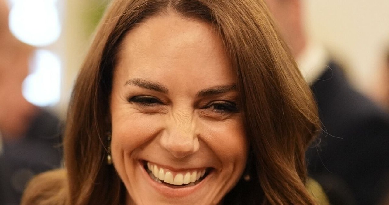 Kate ir karalienė Kamila viename bankete pasirinko tą patį aksesuarą: perlos grįžta
