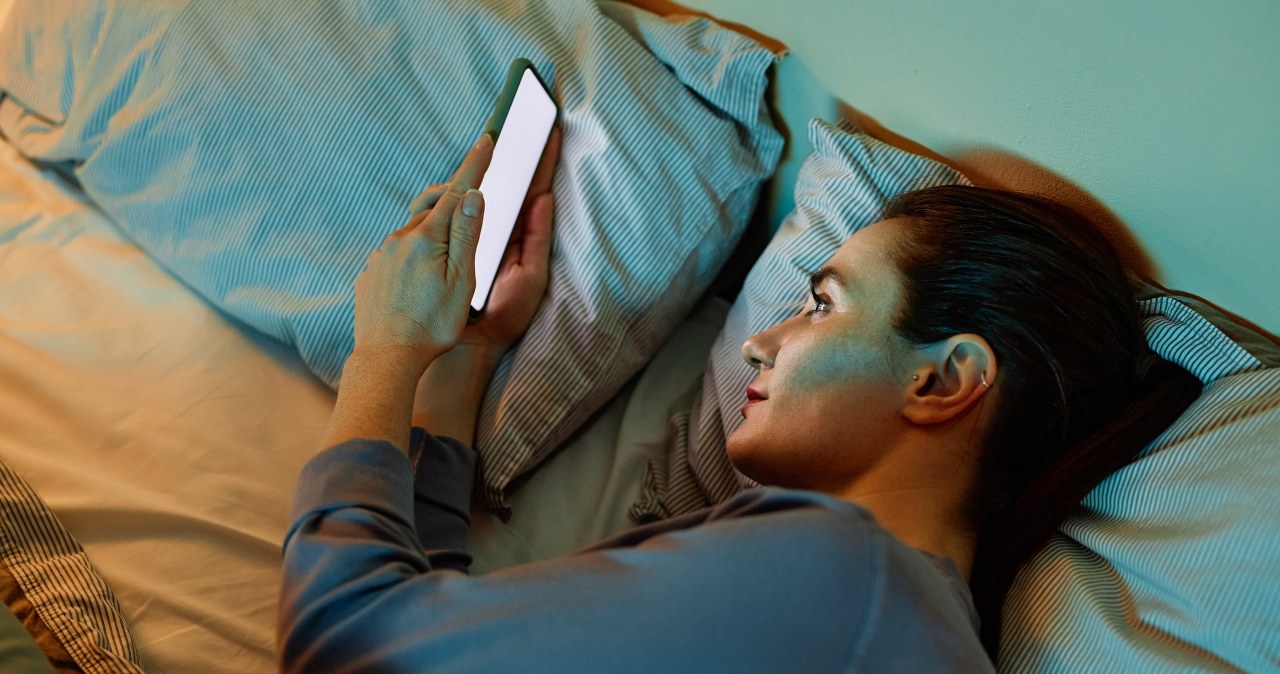 Daug laiko prie telefono? Specialistai įspėja: mėlyna šviesa gali tyliai žaloti akis ir miegą
