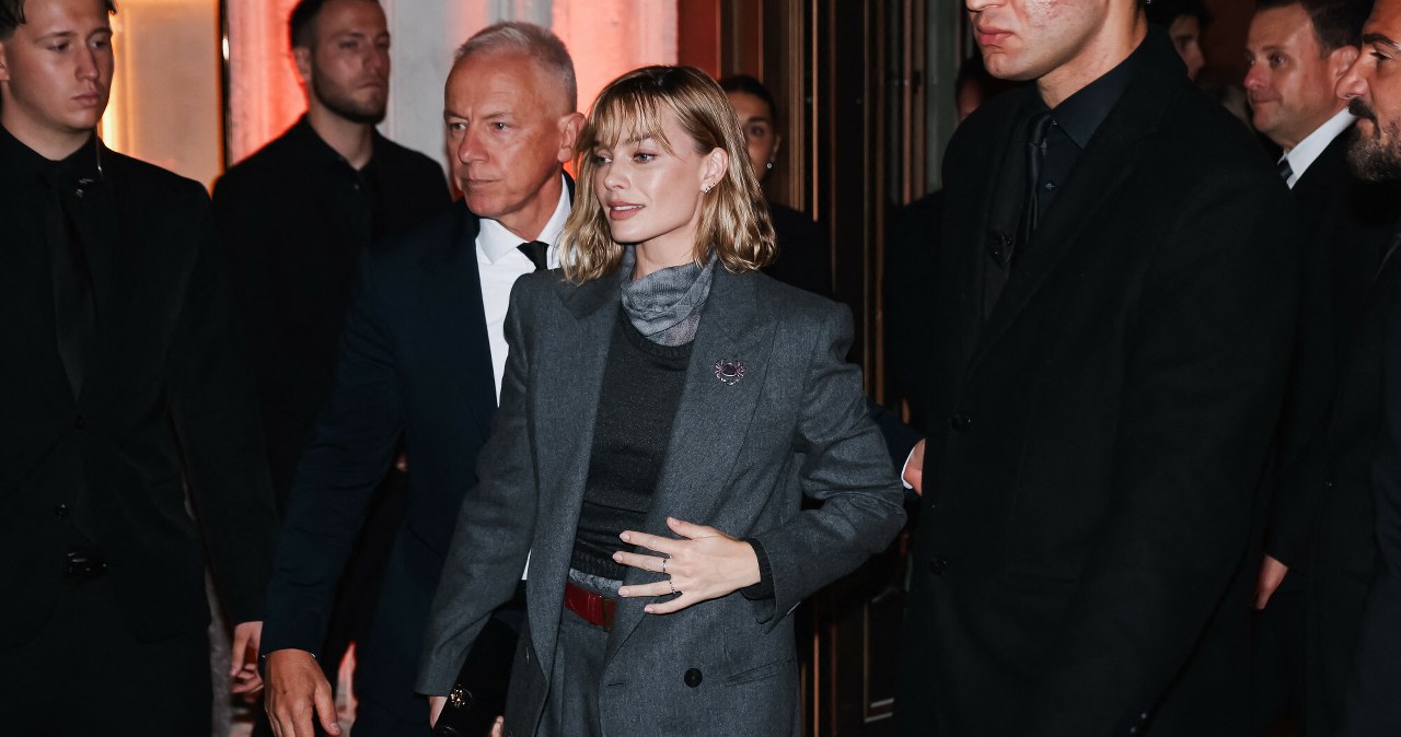 Margot Robbie Milane pavogė šou: „Giorgio Armani“ kostiumas su netikėta detale sukėlė audrą