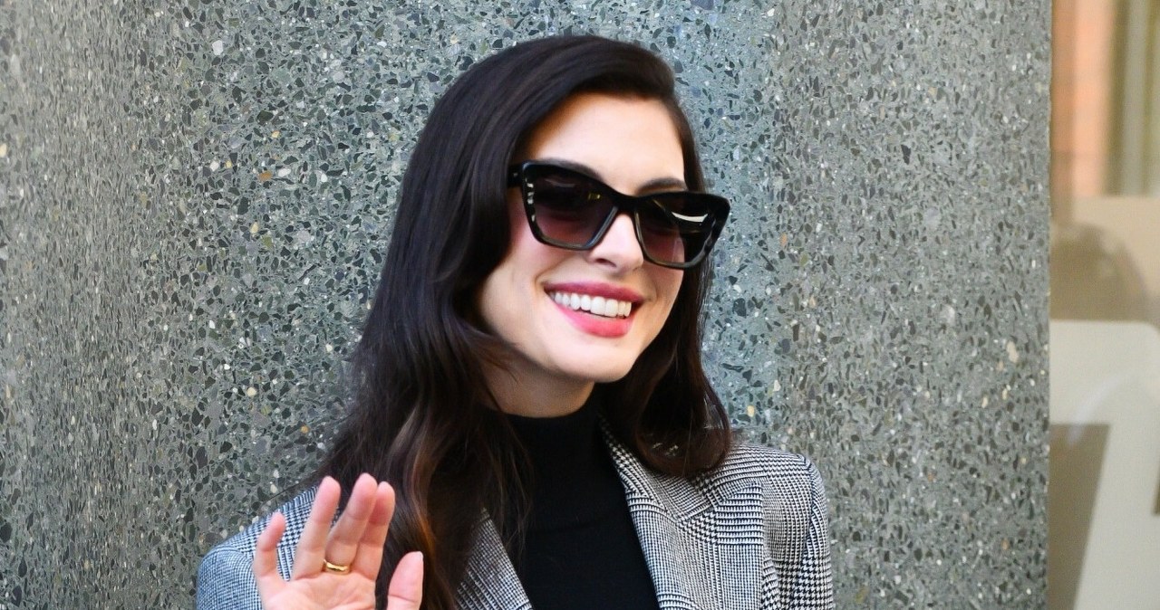 Anne Hathaway užkūrė madų aistras: „Michael Kors“ kostiumėlis ir aksesuarai kainavo turtus