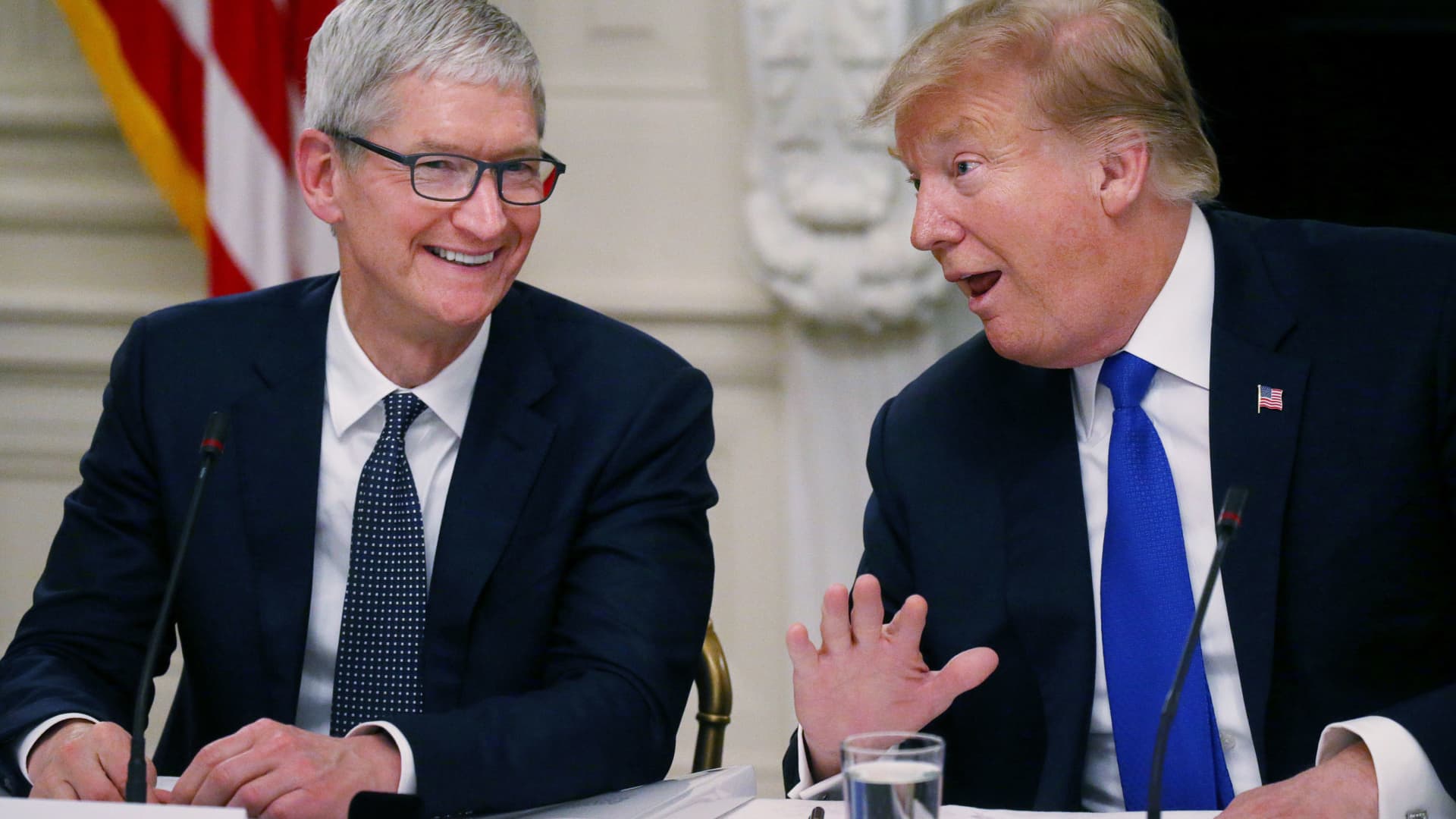 Trumpas paviešino šiurkštų pokalbį su „Apple“ vadovu: taip, anot jo, daromi Baltųjų rūmų sandoriai