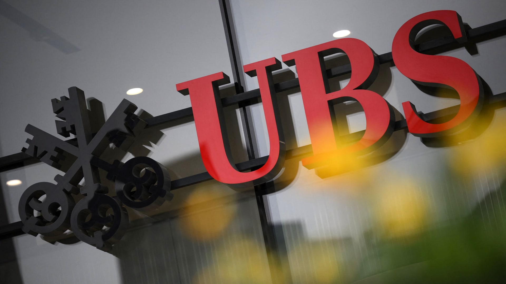 „UBS“ pelnas šoktelėjo iki 2,8 mlrd. eurų: akcijos reagavo iškart, bankas žada daugiau