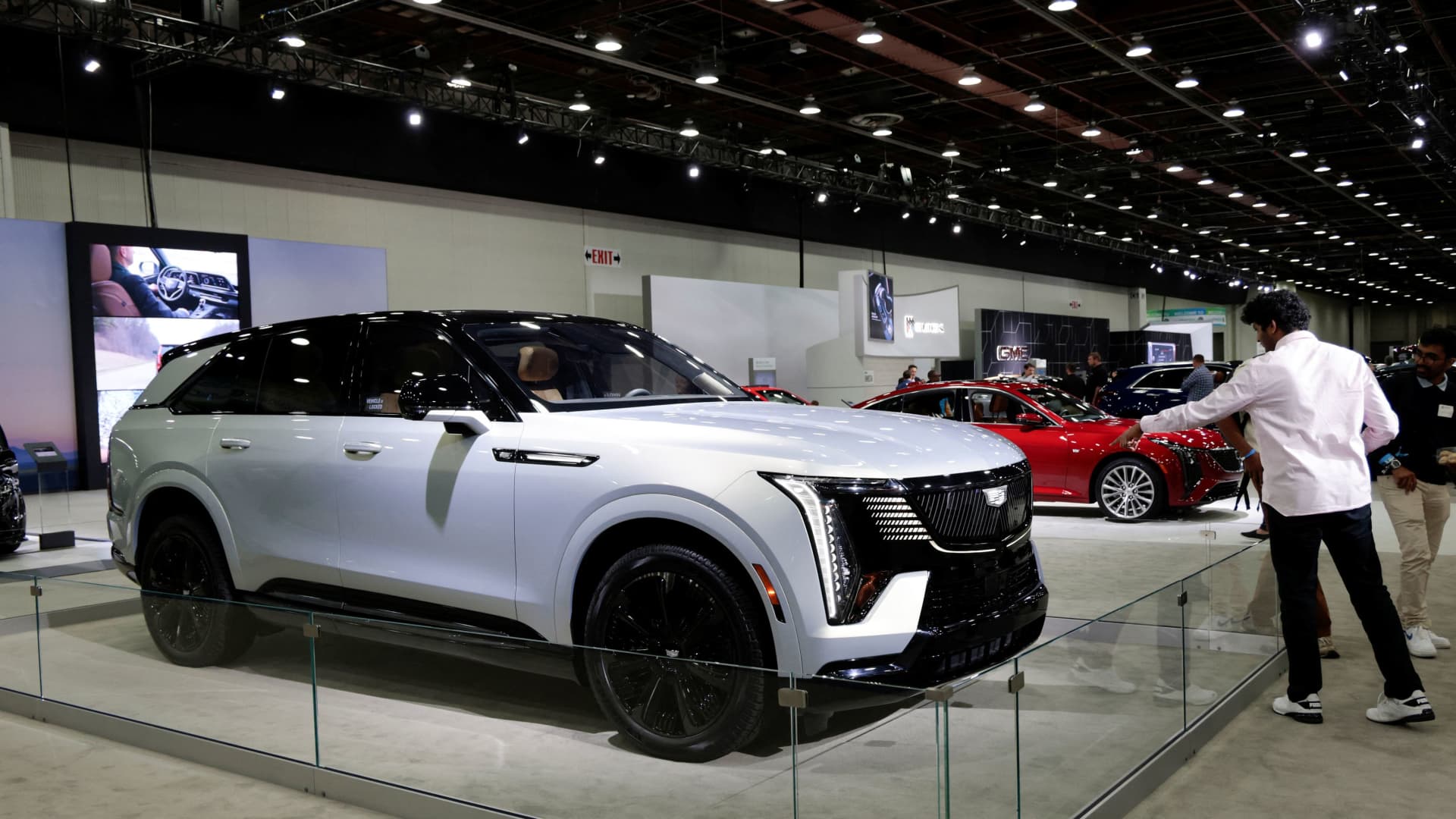 „General Motors“ perspėja dėl Irano karo: kaštai auga, bet brangūs automobiliai šluojami