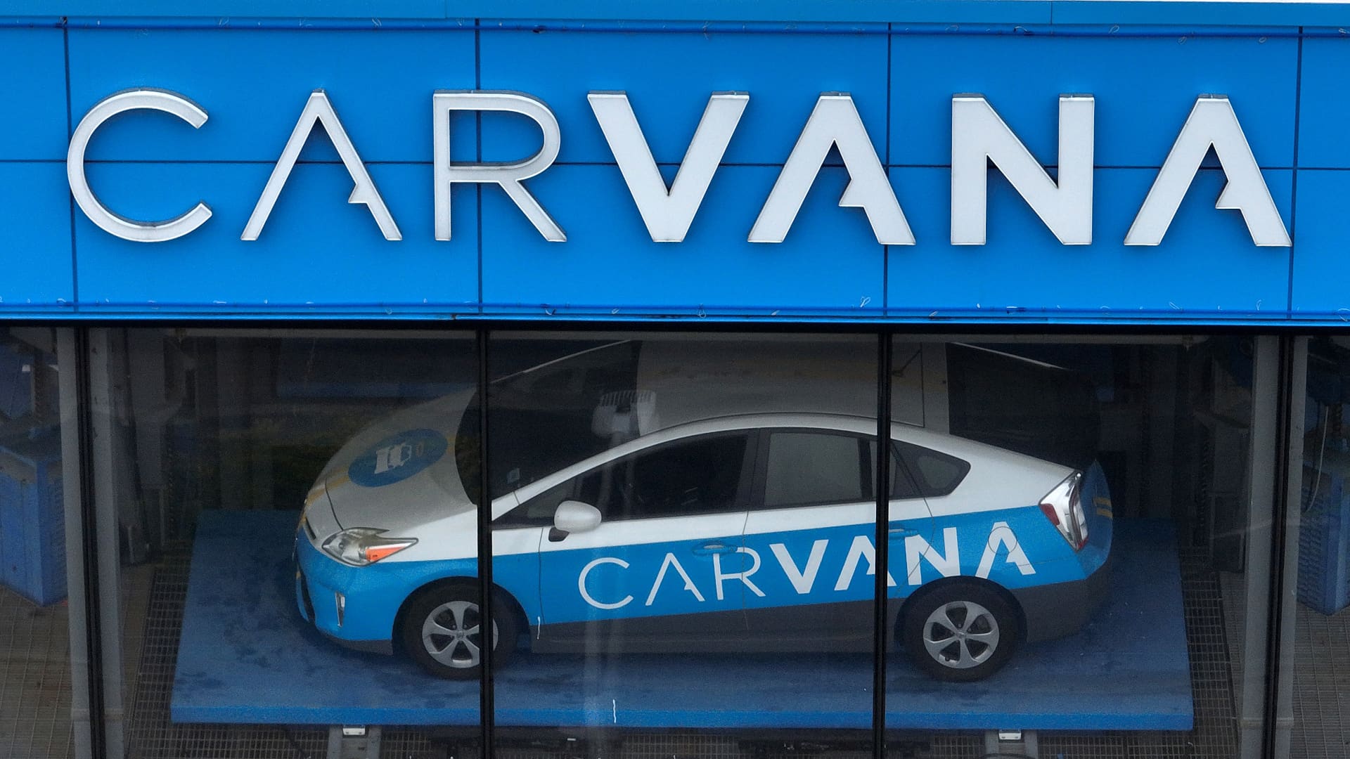 „Carvana“ nustebino Volstritą: rekordinis ketvirtis išpūtė akcijas, investuotojai sukluso