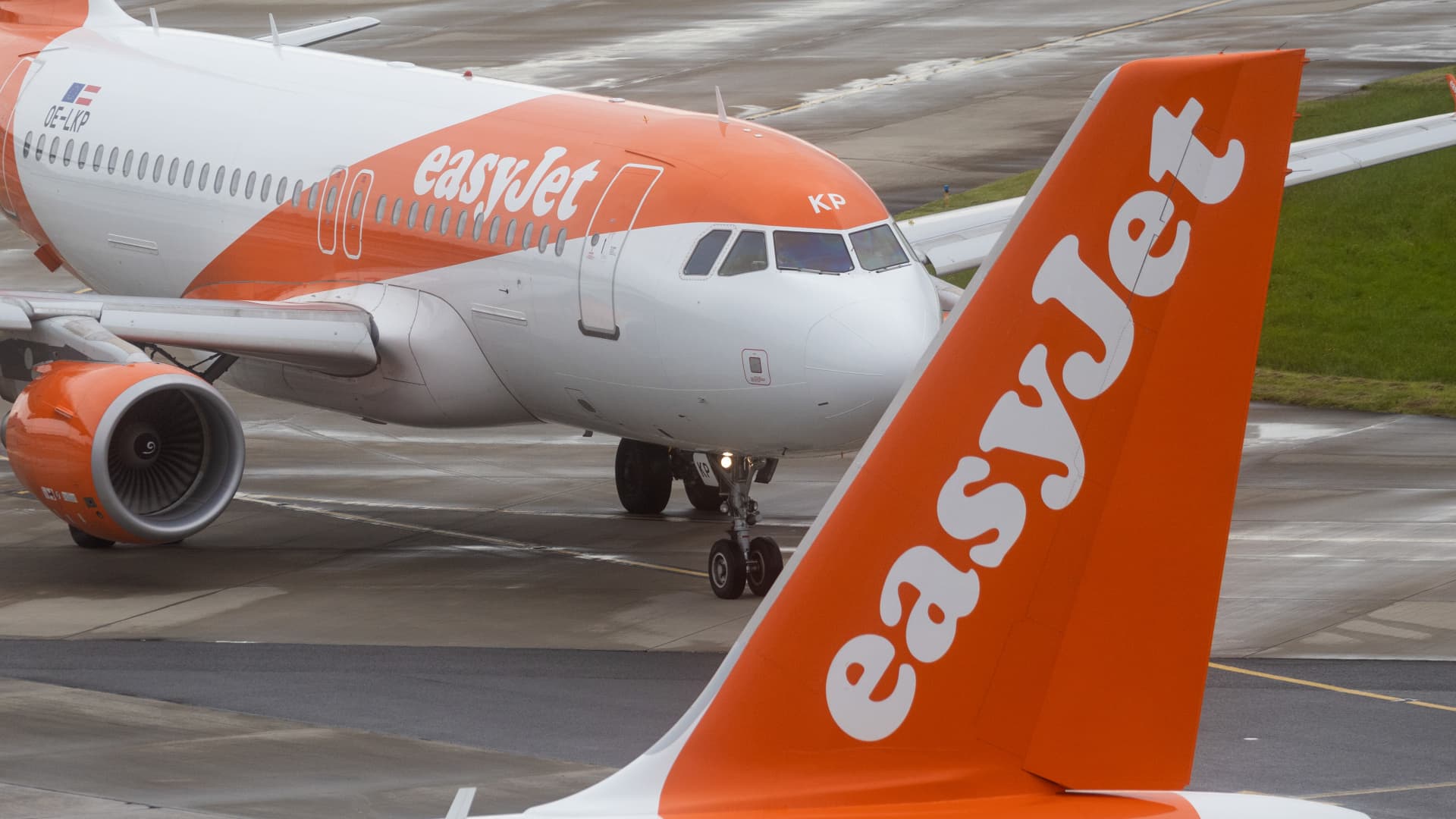 „EasyJet“ akcijos smigo: Artimųjų Rytų karas ir brangstantis kuras temdo vasaros prognozes