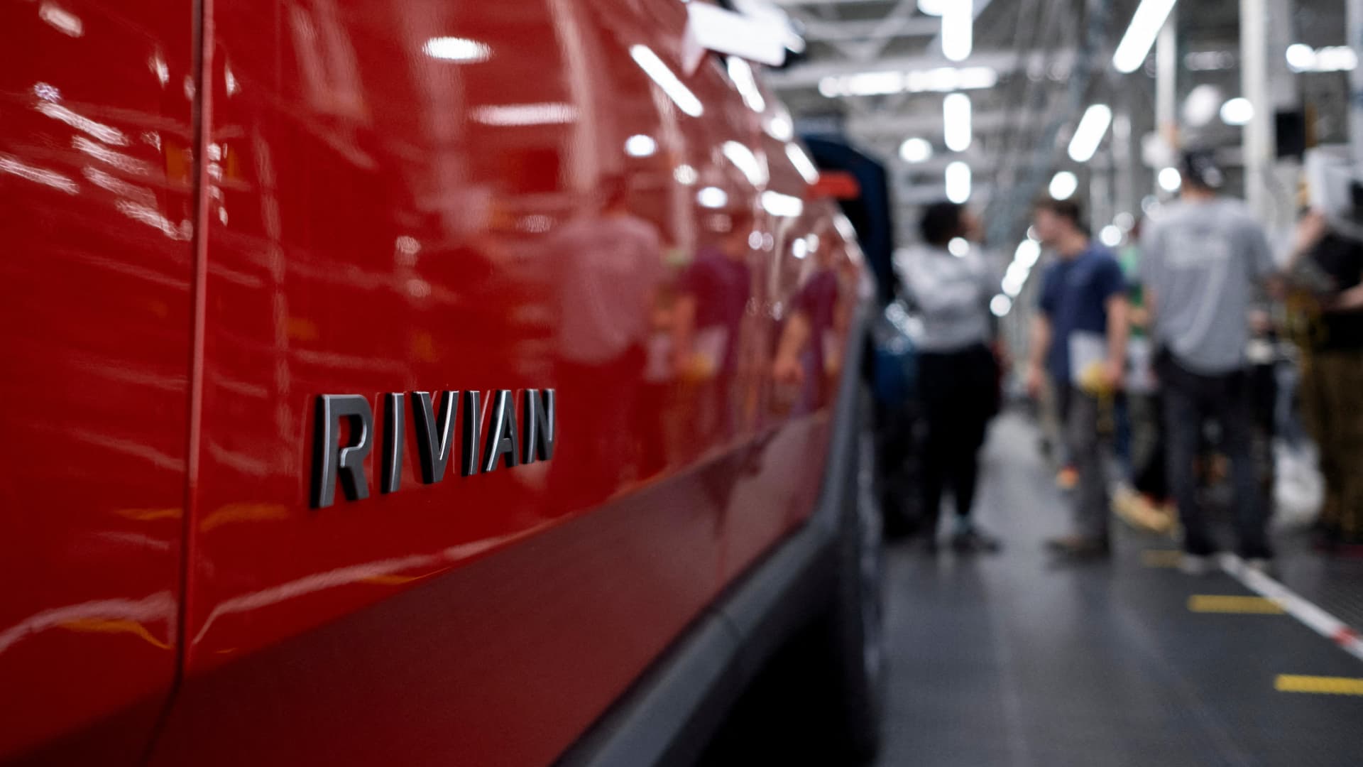 Tornadas smogė „Rivian“ gamyklai: paaiškėjo, ką tai reiškia kritiškai svarbiam R2 startui