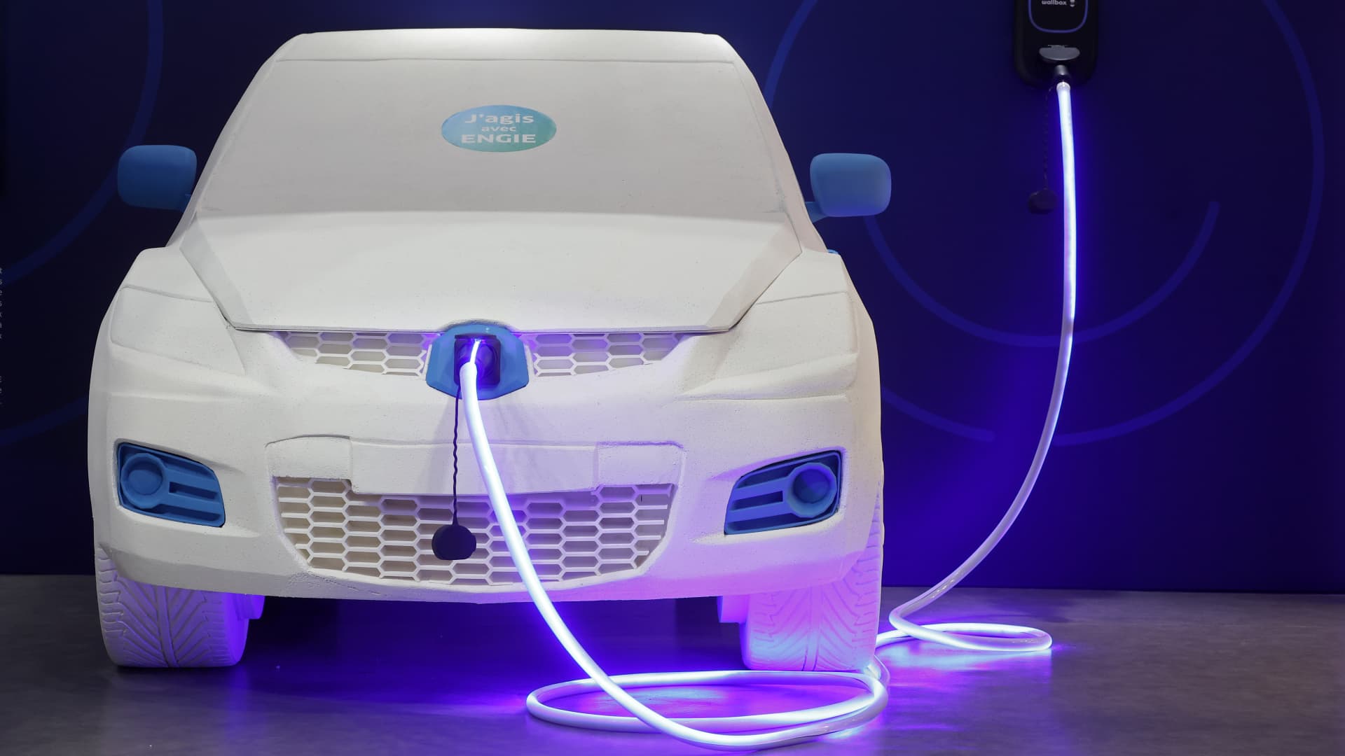 Iranas sukėlė kuro šoką: elektromobilių paklausa kyla, bet „Ford“ ir „GM“ grįžta prie benzino