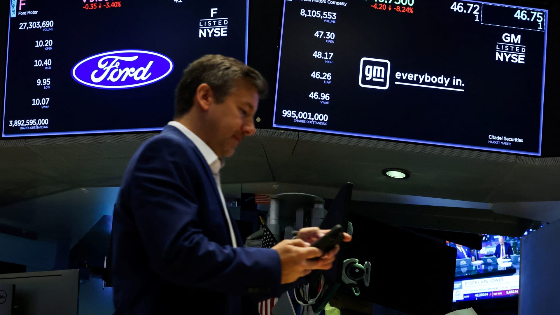 Rinka laukia „General Motors“ ketvirčio ataskaitos: „Ford“ klumpa, „Stellantis“ bando atsitiesti