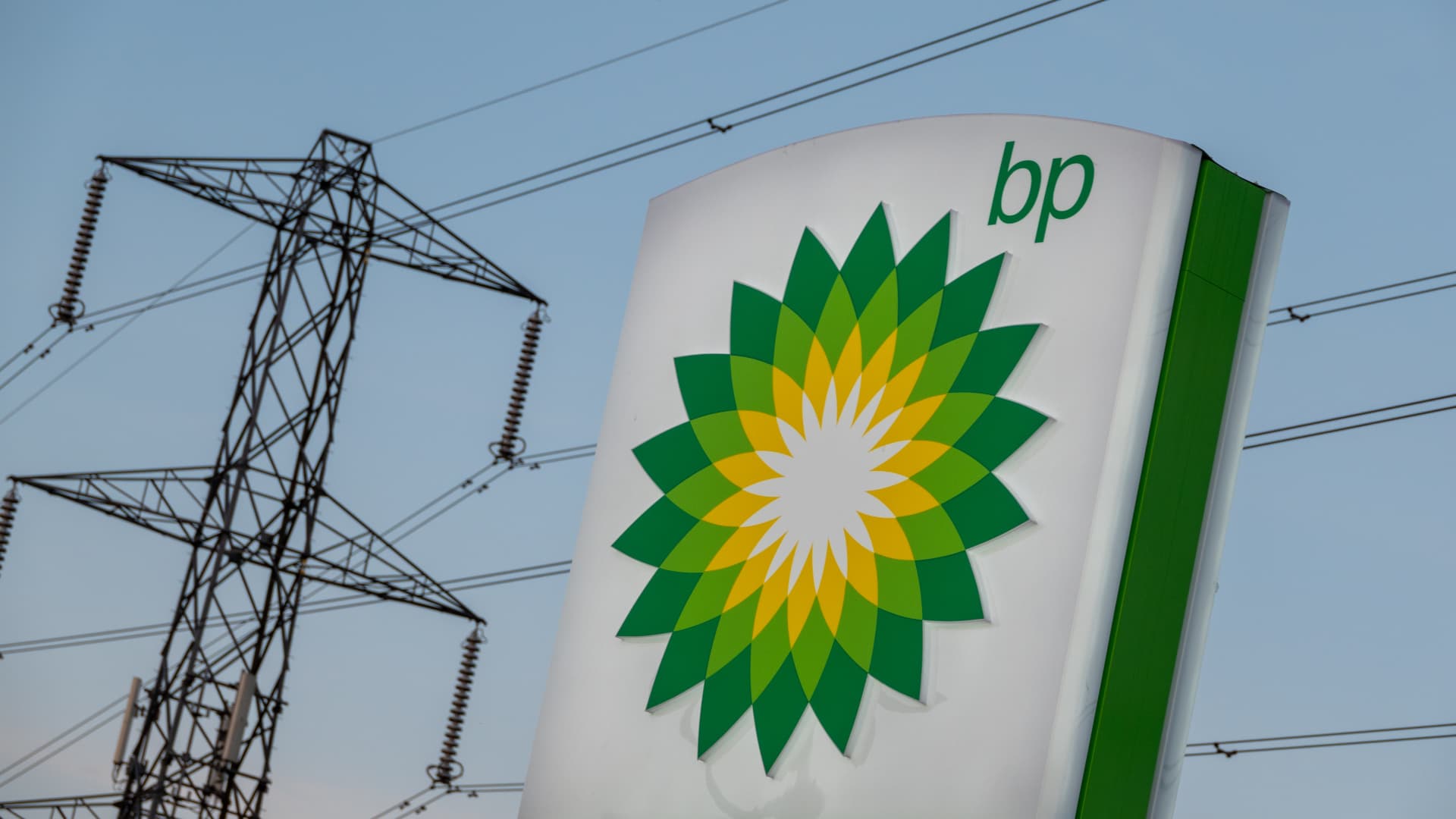 „BP“ pelnas šovė į viršų: karas su Iranu pakėlė naftos kainas, o investuotojai sukyla