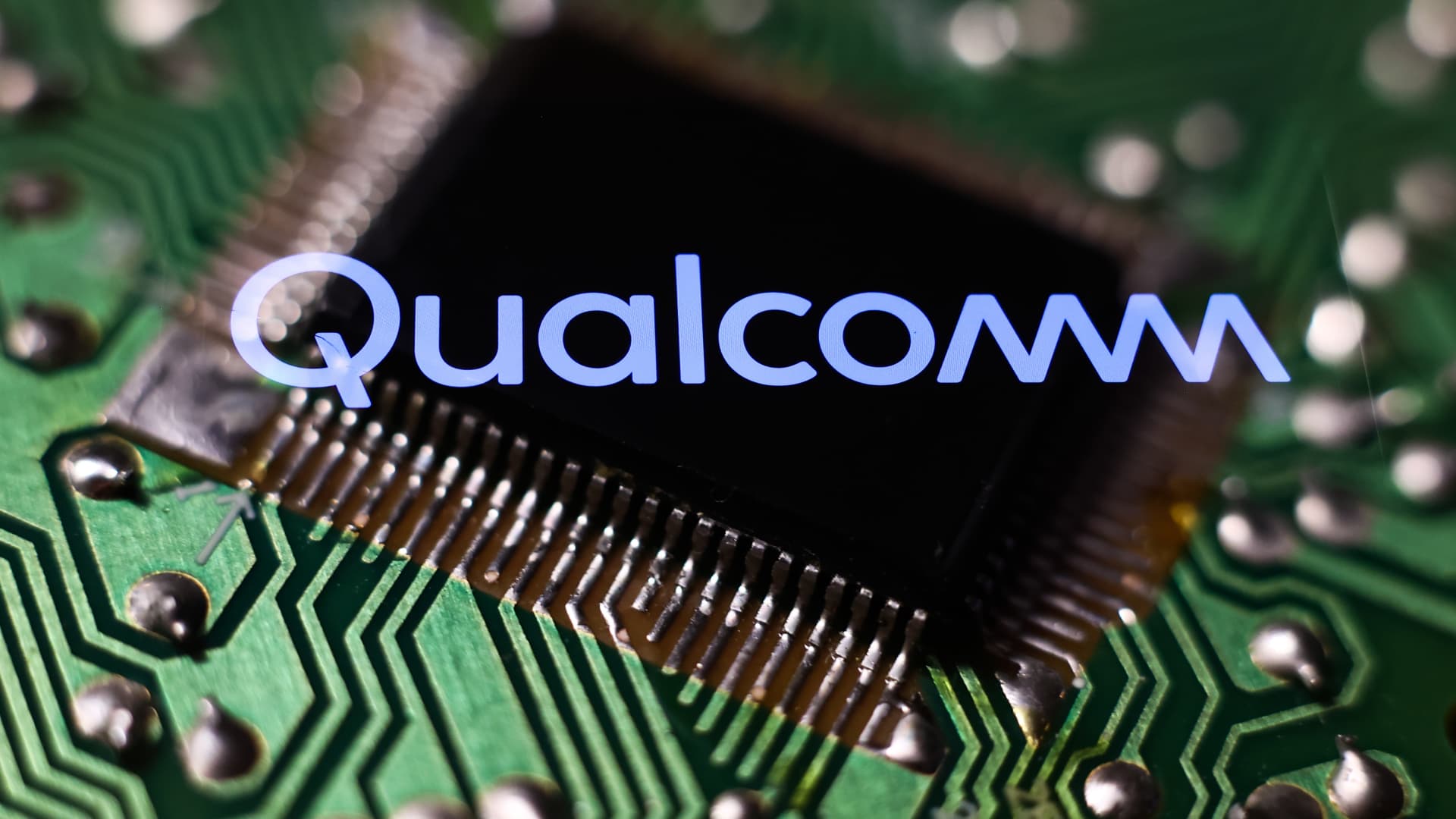 „Qualcomm“ akcijos šoko: skelbiama apie partnerystę su „OpenAI“ kuriant DI lustą telefonams