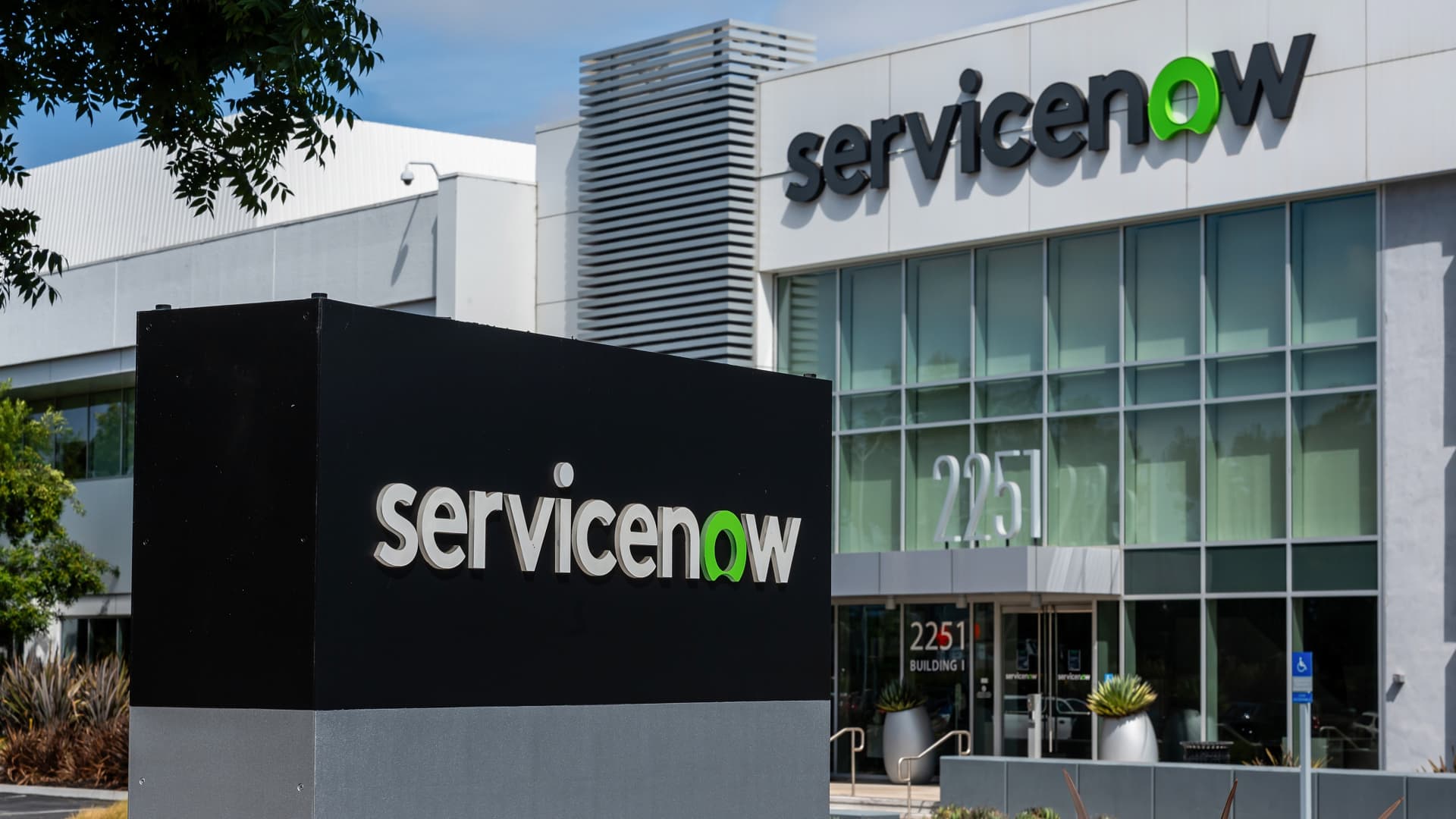 „ServiceNow“ šokas ir „IBM“ signalas: DI baimės nubraukė programinės įrangos akcijas