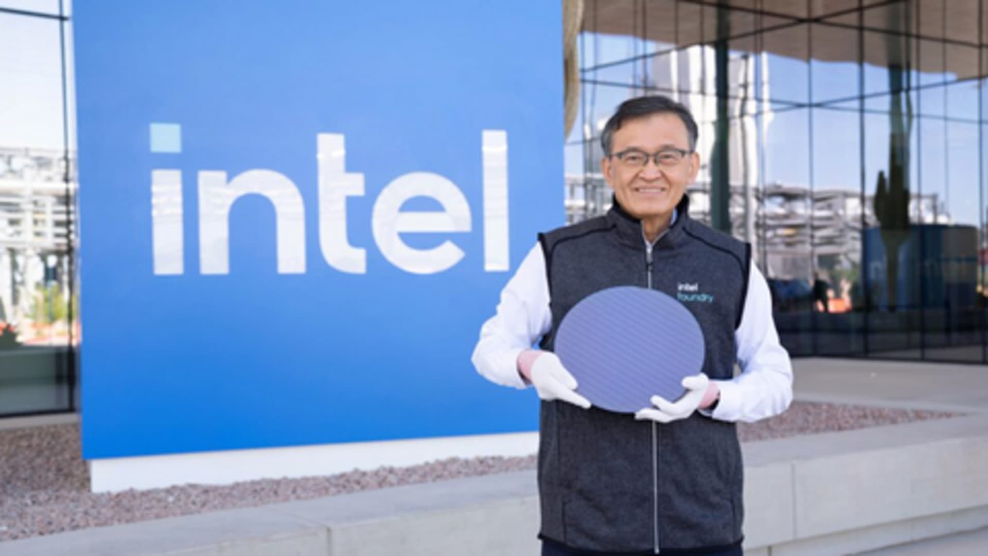 „Intel“ pribloškė rinką: akcijos šoktelėjo 20 proc., bet milijardiniai nuostoliai niekur nedingo