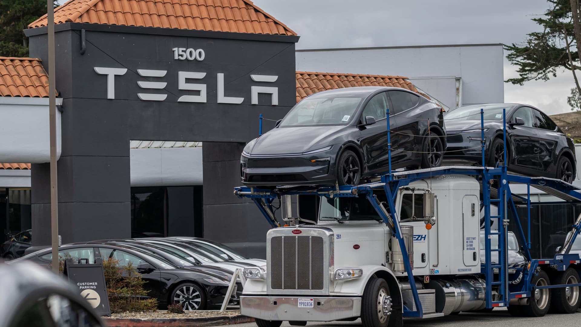 „Tesla“ akcijos smigo: rinką nuvylė ketvirčio pristatymai, investuotojai laukia atsakymų