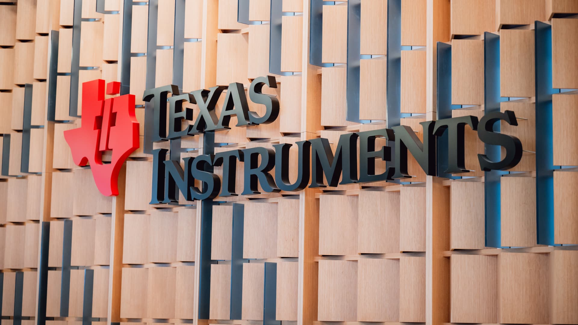 „Texas Instruments“ akcijos šovė 19 proc.: DI duomenų centrai iškėlė lustų gamintoją į rekordą