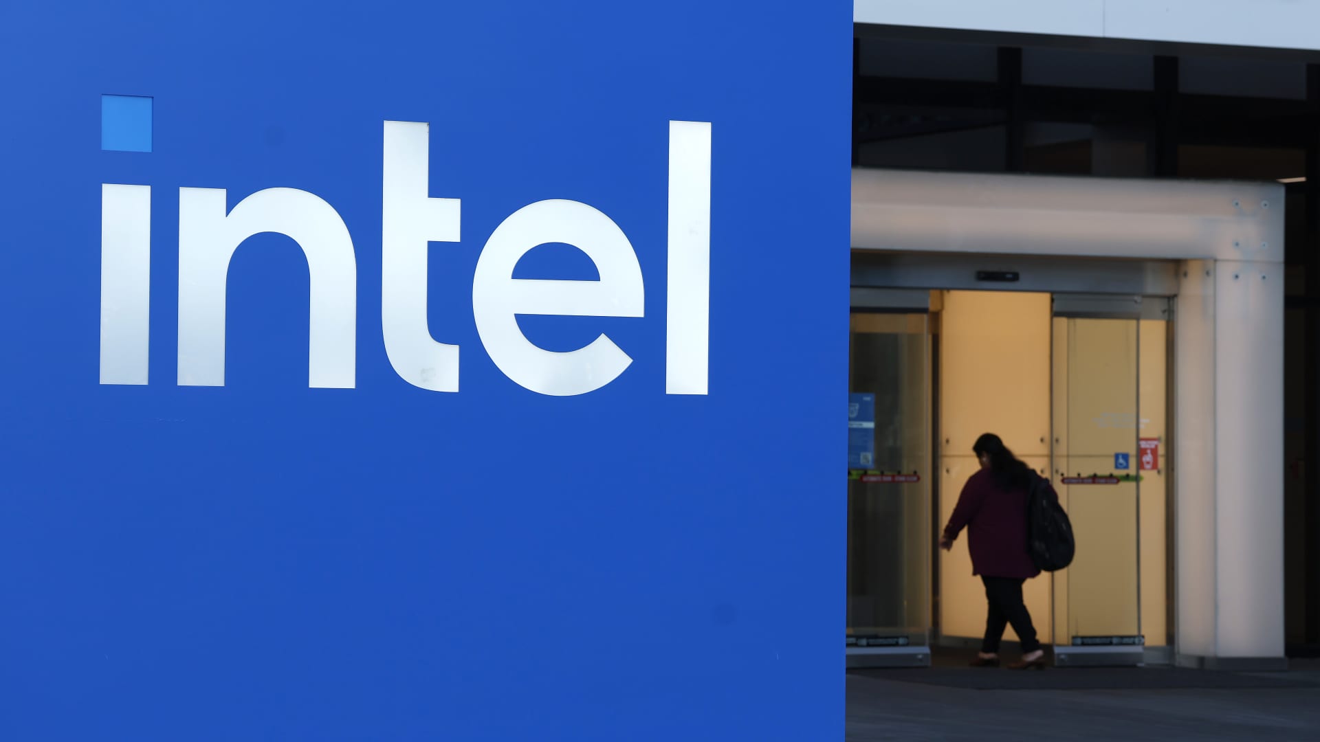 „Intel“ akcijos šovė 24 proc.: geriausia diena nuo 1987-ųjų ir ženklai, kad lūžis įvyko
