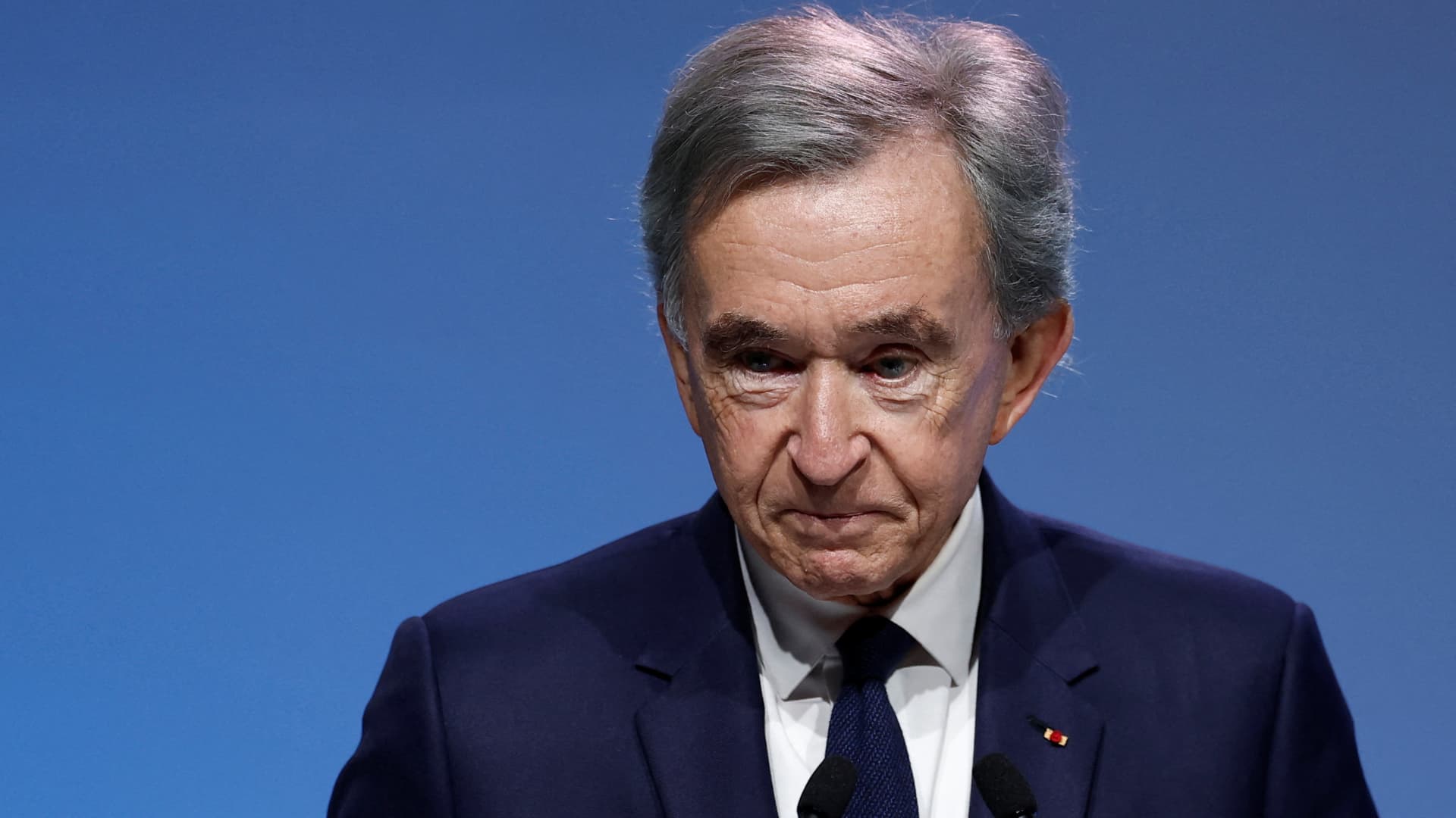 „LVMH“ vadovas Arnault įspėja: jei Artimųjų Rytų karas tęsis, smūgis pasauliui bus milžiniškas