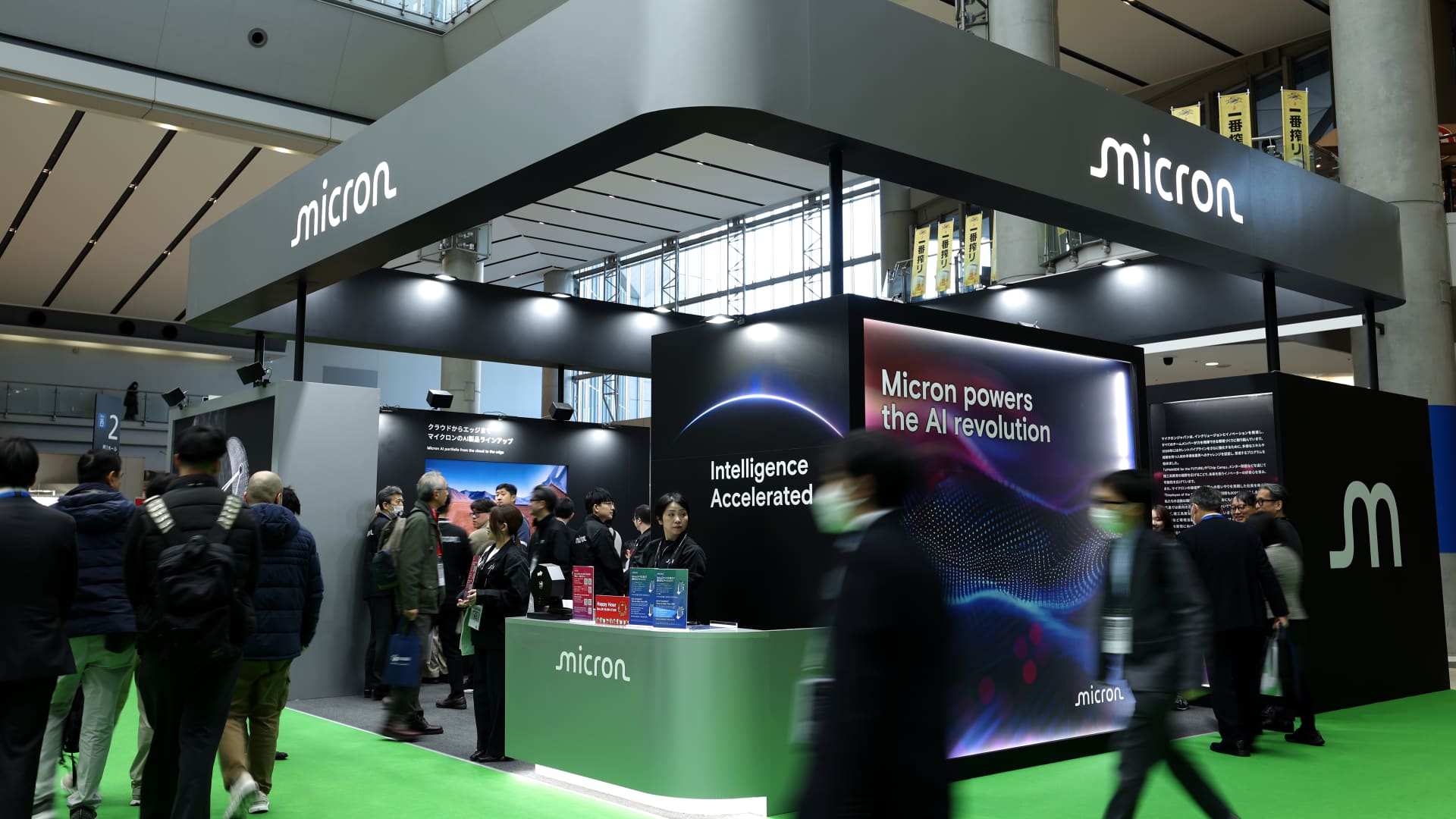 Atminties lustų karštinė neslūgsta: „Micron“ ir „Sandisk“ akcijos šauna, kainos kyla visiems