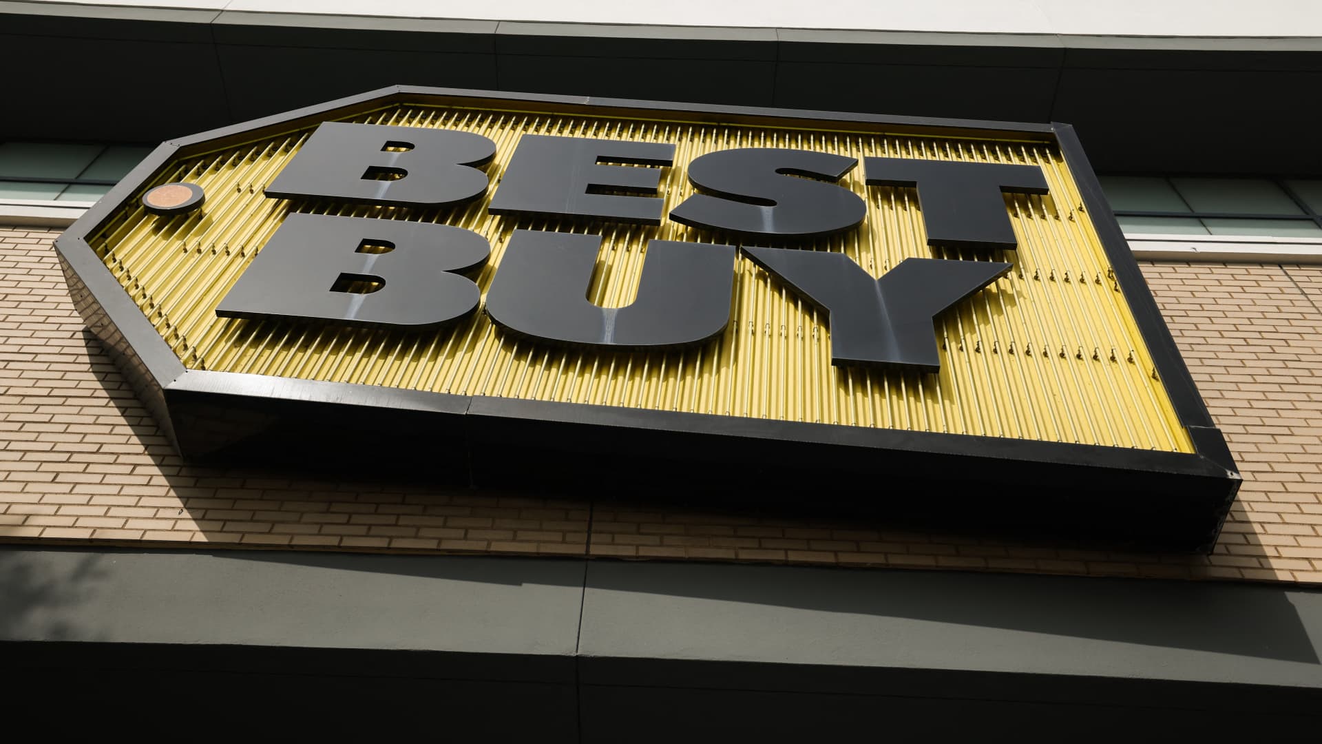 Trumpo paliaubos su Iranu, „Best Buy“ rokiruotė ir „Amazon“ žingsnis: kas drebina rinkas